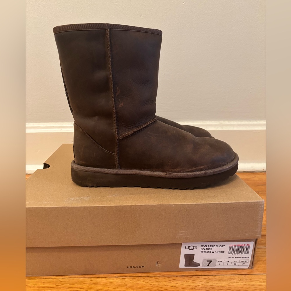 Ugg Classic Short in Brown Leather women’s size 7